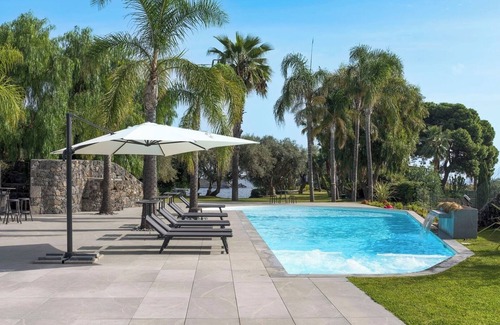 Stazzo Apartment | Villa Anemone (Iris) - sea front apartment