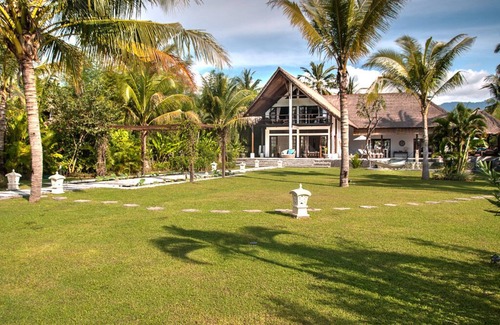 Kalisada Villa | Villa Aparna - Luxurious Balinese villa right on the beach