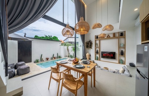 Babakan Villa | Villa Arcelio Luxury 2BR Villa Steps from Jungle Padel and Gym