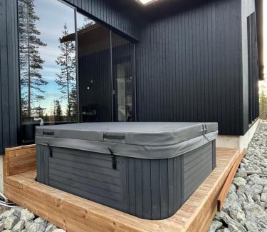 Akaslompolo Villa | Villa Arctic Trail B - Lapland Escape with Outdoor Hot Tub & Ylläs Ski Passes