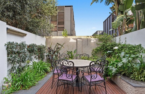 South Yarra House | Villa Argo Wonderfully Surrounded by Cafes and Restaurant Park for Kids