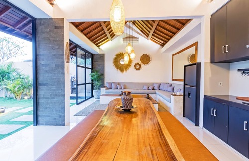 Batu Bolong Villa | Villa Aruna Batu Bolong Beauty 5 bed air/con living
