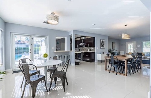 Coral Ridge House | Villa Aura Heated Pool 4 Bedrooms 6 mins to Ocean