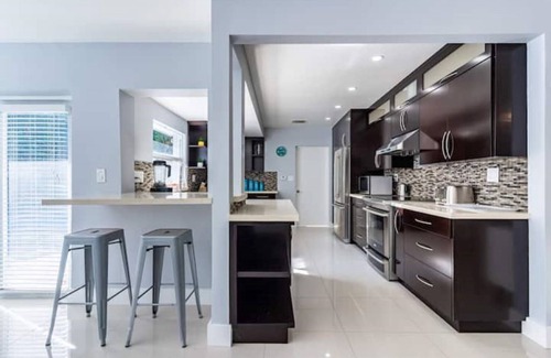 Coral Ridge House | Villa Aura Heated Pool 4 Bedrooms 6 mins to Ocean