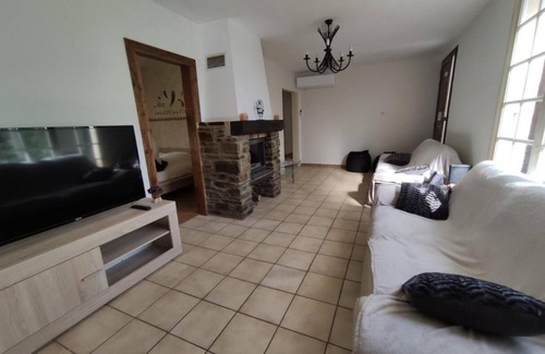 Brousses-et-Villaret House | Villa Avec Piscine Extérieure, au Calme, Idéale Pour les Familles