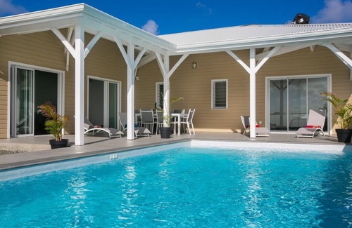 Le Moule Villa | Villa Avec Piscine, Spacieuse, Calme, au Centre du Nord Grande-terre