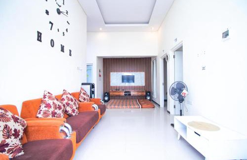 Oro Oro Ombo Villa | Villa Azzalia Syariah Private Pool and Karaoke