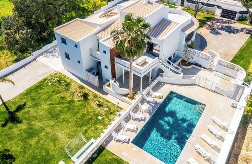 Porches Villa | Villa "Belo Horizonte" with Private Pool, Garden & Wi-Fi