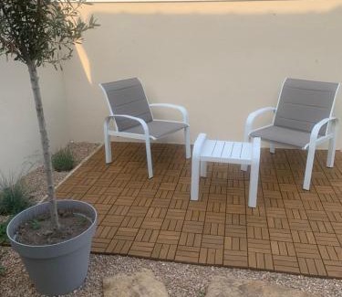 Andrezieux-Boutheon Villa | villa bleu marine chic calme et jardin