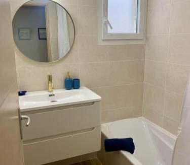 Andrezieux-Boutheon Villa | villa bleu marine chic calme et jardin