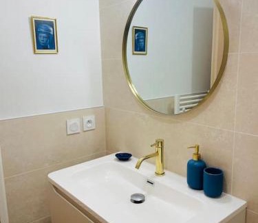 Andrezieux-Boutheon Villa | villa bleu marine chic calme et jardin