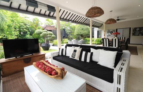 Drupadi Villa | Villa Bloom 1 - 4 bedrooms, 4 bathrooms, private pool close to the beach