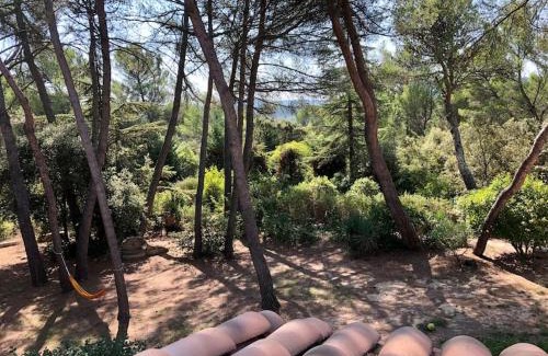 La Bastide-des-Jourdans Villa | Villa Bois Romay dans le Luberon avec piscine, tennis et pétanque.