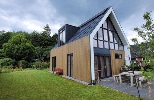 Gasselte House | Villa Bosanemoon is beautifully situated on Holiday Park the Kremmer. This modern vacation villa is located within walking distance of 't Nije Hemelriek. Suitable for six persons, with three bedrooms and two bathrooms.