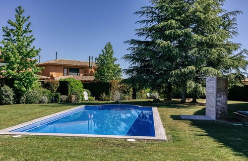 Navata Villa | Villa Brenda Torremirona Resort with Shared Pool, Garden, Terraces, BBQ & Wi-Fi