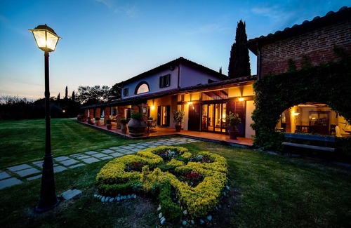 Castiglione del Lago House | Villa by Lake Trasimeno with Scenic Views