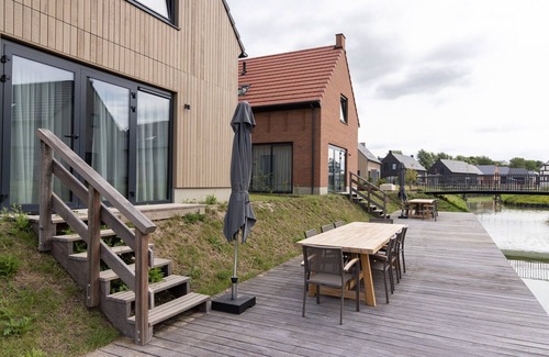 Wolphaartsdijk Villa | Villa by Lake Veere with Sauna and Terrace