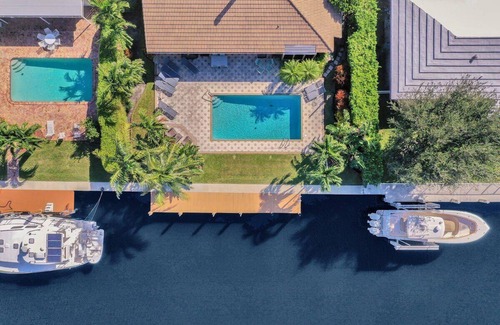 Galt Mile Villa | Villa by the Sea Summ