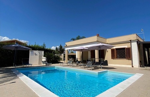 Fontane Bianche Villa | Villa "Cactus" with Pool, Wi-Fi, Air Conditioning & Garden