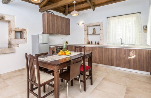 Loucha Villa | Villa "Callisto" with Mountain View, Wi-Fi, and Air Conditioning