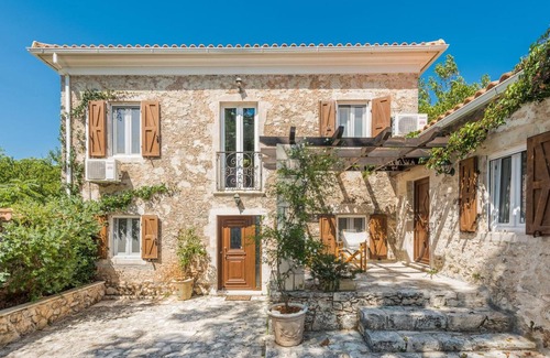 Loucha Villa | Villa "Callisto" with Mountain View, Wi-Fi, and Air Conditioning