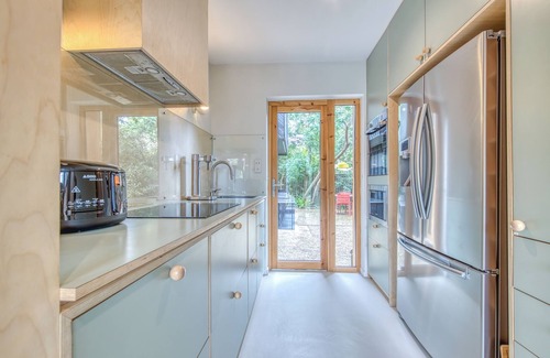 Piraillan Villa | Villa 'Cap-Ferret, Vue Bassin-pinède' with Shared Terrace, Private Garden and Wi-Fi