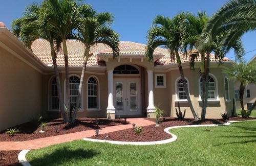 Cape Coral Villa | Villa'Cape Florida 'with heated pool/spa on a wide Gulf access canal