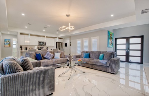 Mariner Villa | VILLA CAPESIDE – HEATED POOL & SPA | WATER VIEW | BOAT RENTAL + TOURS VOUCHER INCL.