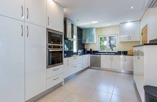 Aldeia das Acoteias Villa | Villa Carlivo; a modern villa with private pool that can be heated