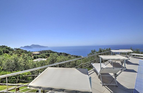 Schiazzano Villa | Villa Carminia Grande: A splendid and luminous three-story villa located on the coast in front of the island of Capri, with Free WI-FI.