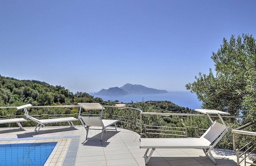 Schiazzano Villa | Villa Carminia Grande: A splendid and luminous three-story villa located on the coast in front of the island of Capri, with Free WI-FI.