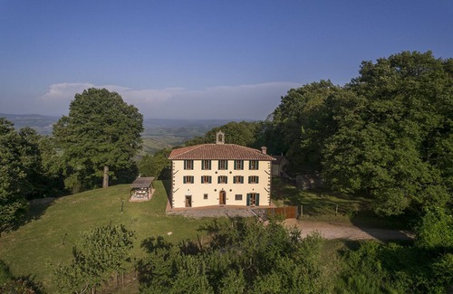 Piancastagnaio Villa | Villa 'Casale Roccone' with Mountain View, Heated tub, Garden & Wi-Fi