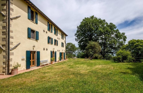 Piancastagnaio Villa | Villa 'Casale Roccone' with Mountain View, Heated tub, Garden & Wi-Fi