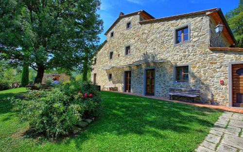 Castel Focognano Villa | Villa Casentino by PosarelliVillas