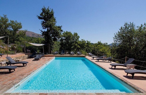 Umbertide House | Villa Cenobio I: A characteristic and welcoming two-story cottage made of stone, with Free WI-FI.