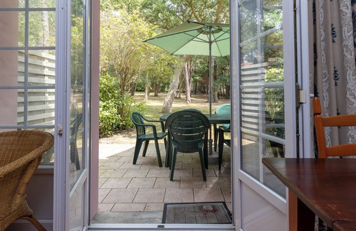 Moliets-et-Maa Villa | Villa 'Christine' with Shared Pool, Shared Garden, and Balcony