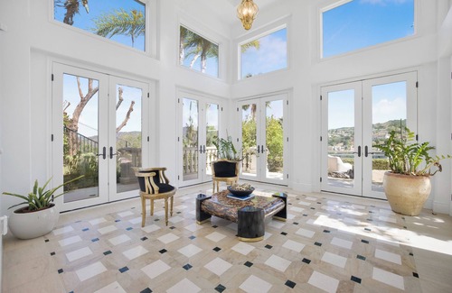 Tarzana Villa | Villa Clarinda- Architect-Designed Dream Estate with Theater, & Outdoor Oasis