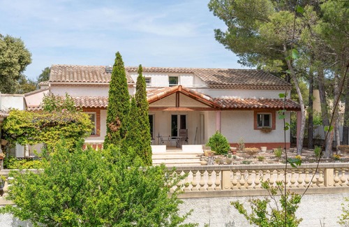 Venasque Villa | Villa "Clos Des Fontaines" with Mountain View, Shared Pool & Wi-Fi
