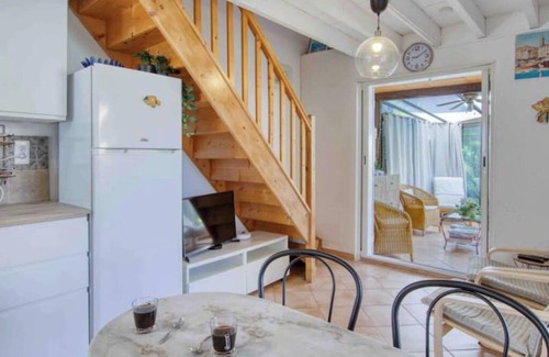 Sanary-sur-Mer Villa | Villa Club de 48 m2, 2 Chambres, Wifi, Clim, vue Mer, 10 mn à Pieds de la Plage