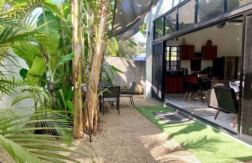 San Francisco House | Villa Cocos, Modern Family Retreat, Cozy & Private just 3 Blocks from the Beach