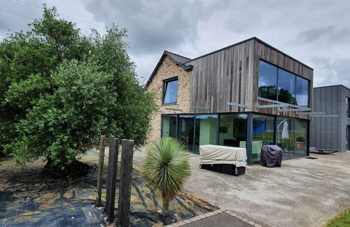 Liffre House | VILLA COMBINES MODERNITY AND STONES. IDEAL FOR FAMILY OR WORK