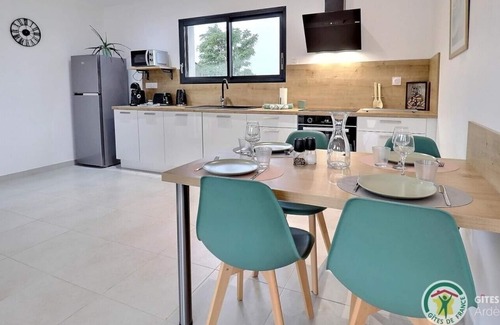 Grospierres House | Villa Contemporaine Avec Piscine Privée et Chauffée
