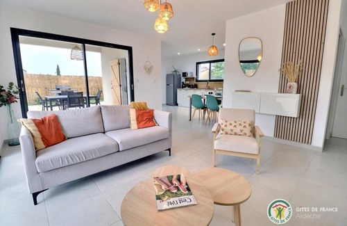Grospierres House | Villa Contemporaine Avec Piscine Privée et Chauffée