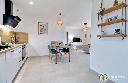 Grospierres House | Villa Contemporaine Avec Piscine Privée et Chauffée