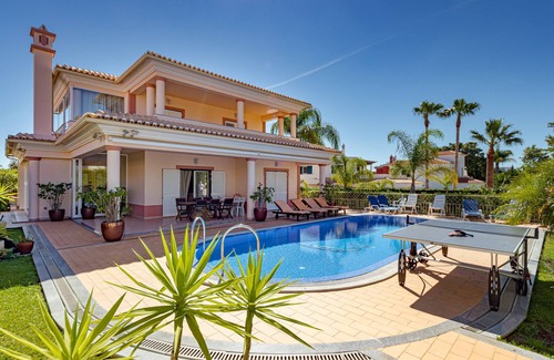 Albufeira Villa | Villa Cor de Rosa is a modern, spacious villa close to Albufeira