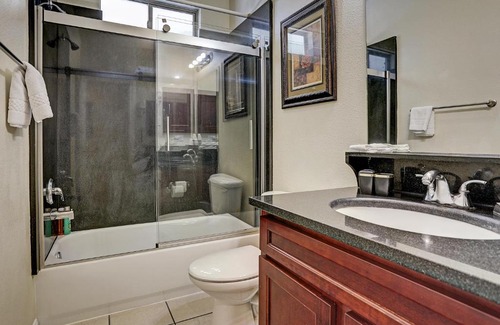 Chinatown Apartment | Villa Corporate 2 bedroom Suite Furnished Condo