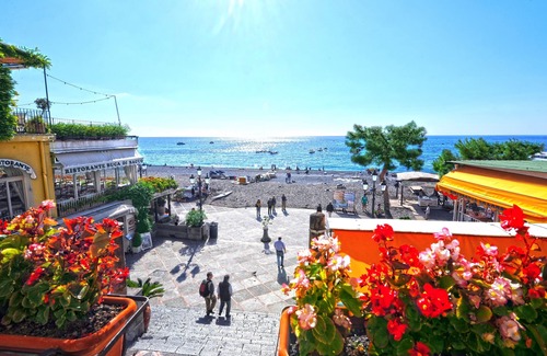 Positano City Centre Apartment | Villa Costanzo - Beach Front - Air Conditioned and Free Wi- Fi