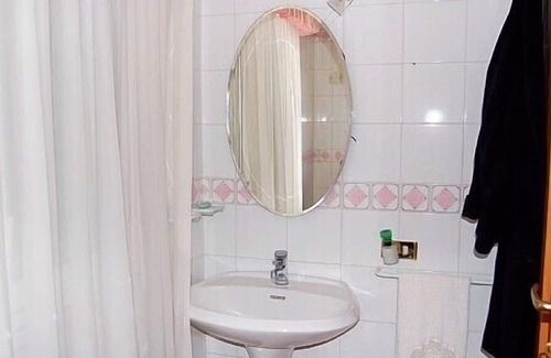 Colli di Fontanelle House | Villa Crispina A: An elegant apartment that is part of a villa with a view of the sea and of the Bay of Naples, with Free WI-FI.