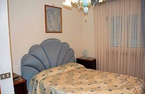 Colli di Fontanelle House | Villa Crispina A: An elegant apartment that is part of a villa with a view of the sea and of the Bay of Naples, with Free WI-FI.