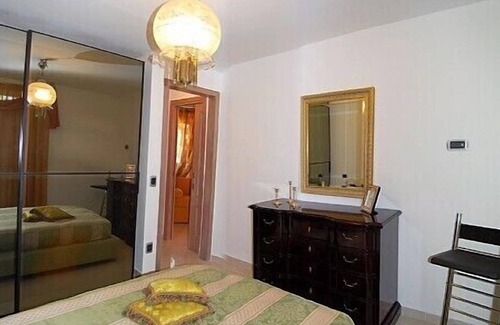 Colli di Fontanelle House | Villa Crispina B: A cozy apartment that is part of a villa with a view of the sea and of the Bay of Naples.
